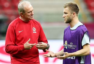 Poland coach Franciszek Smuda talks to captain Jakub Blaszczykowski